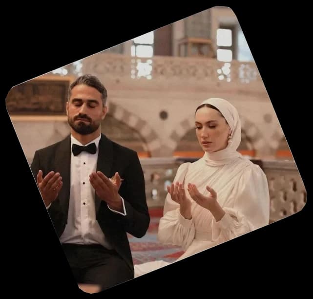 مستشار زفاف يصلّي مع أحد الأعضاء