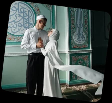 زوجان يقفان أمام أحد المساجد