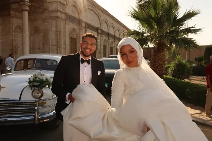 عروسان في يوم زفافهما