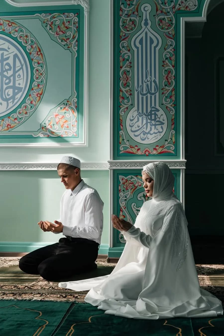 زوجان حديثا الزواج يقفان أمام أحد المساجد