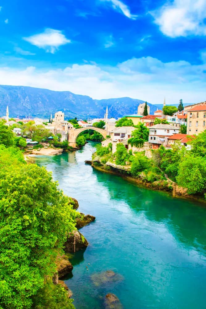 Peta Bosnia dan Herzegovina dengan penanda lokasi yang menandai destinasi